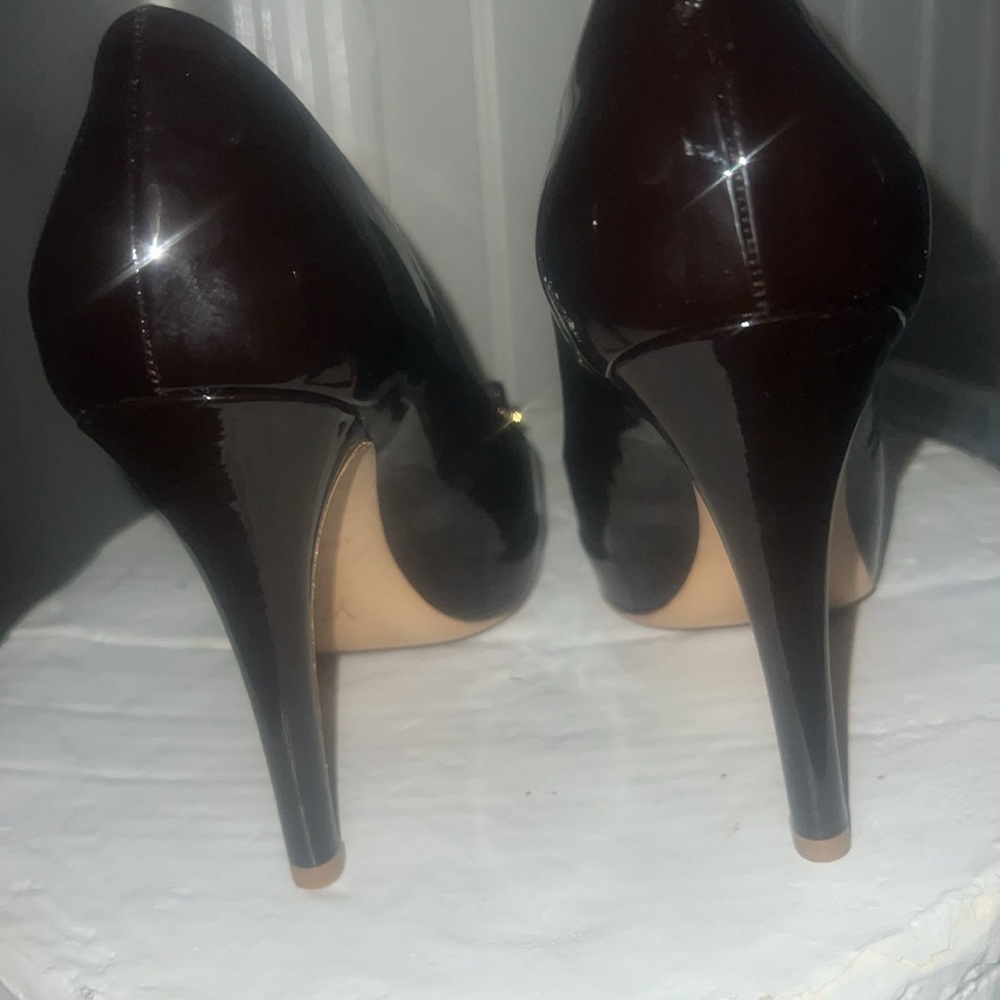 The brand-detailed gold-tone metal attached to the Damier Ebene canvas trim at - Picture 4 of 12